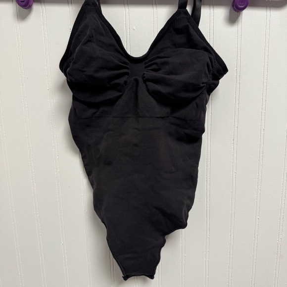 Skims Thong Bodysuit - Picture 2 of 5